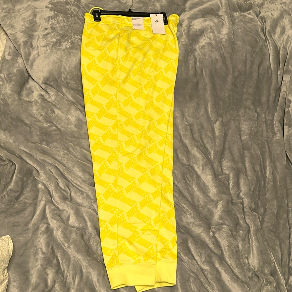 Nike Standard Fit Mid Rise Jogging pants